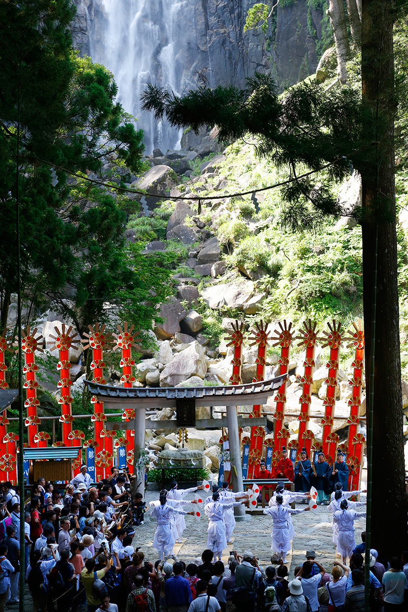 太鼓のロマンへいざなう<br />聖なるお里帰り「那智の扇祭り」