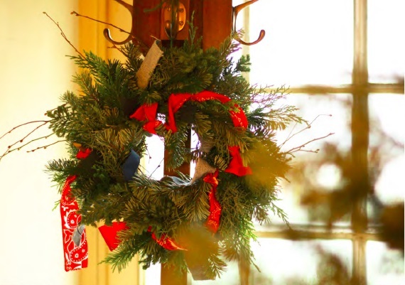 今年のクリスマスリースは<br />ヴィンテージファブリックと生花で手作り！