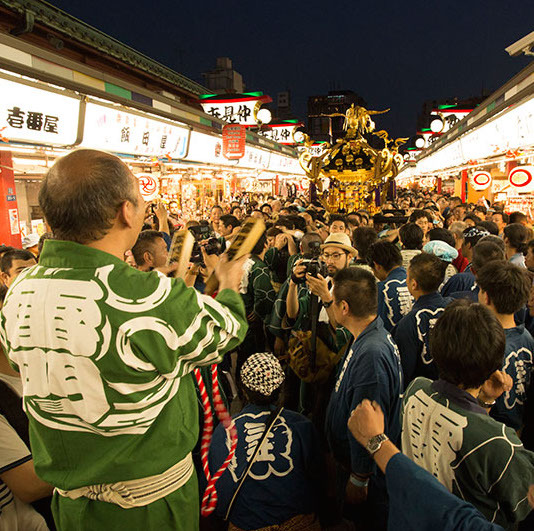 東京都台東区浅草「三社祭」<br />100基の江戸神輿が繰り広げる下町の祭典