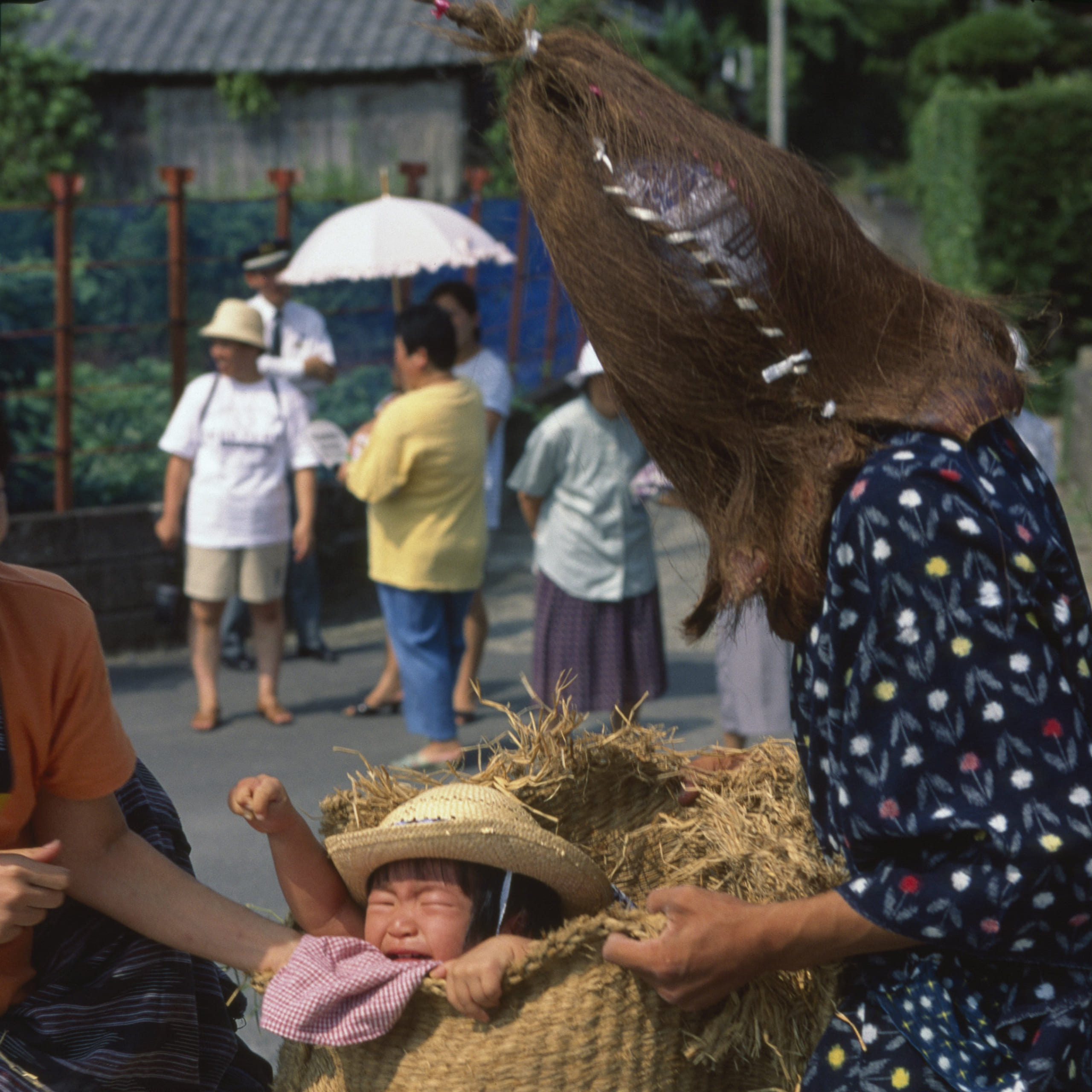 仮面をかぶった怪人が子供を捕獲しては袋の中に放り込む、鹿児島の奇祭