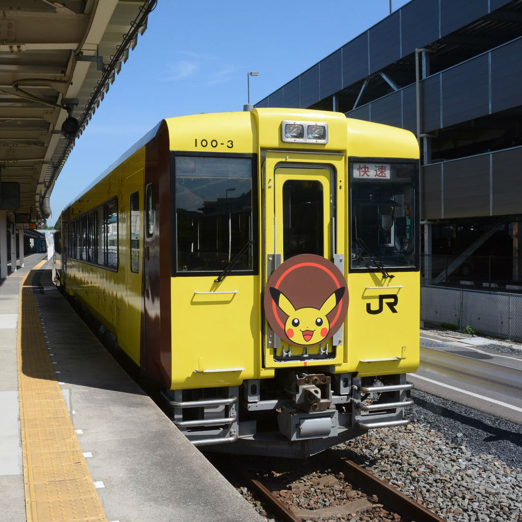 駅名標にピカチュウ！愉快なポケモントレインの旅