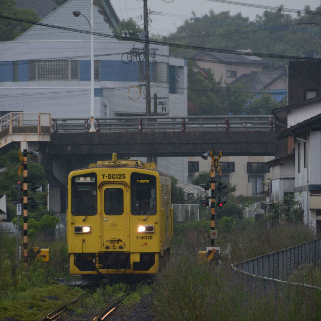 ローカル区間と都市近郊区間を併せ持つJR筑肥線の旅