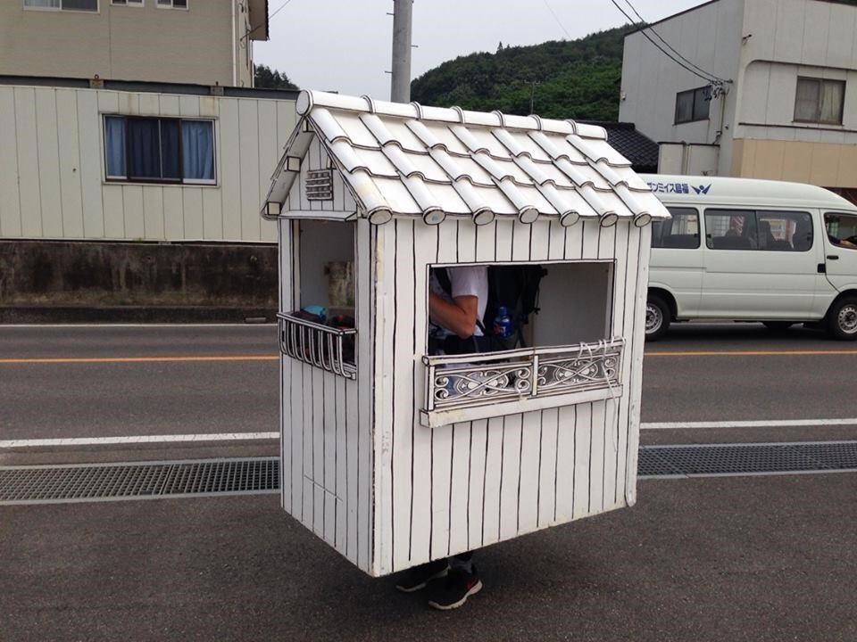 持ち運べる発泡スチロールの家で移住する暮らし