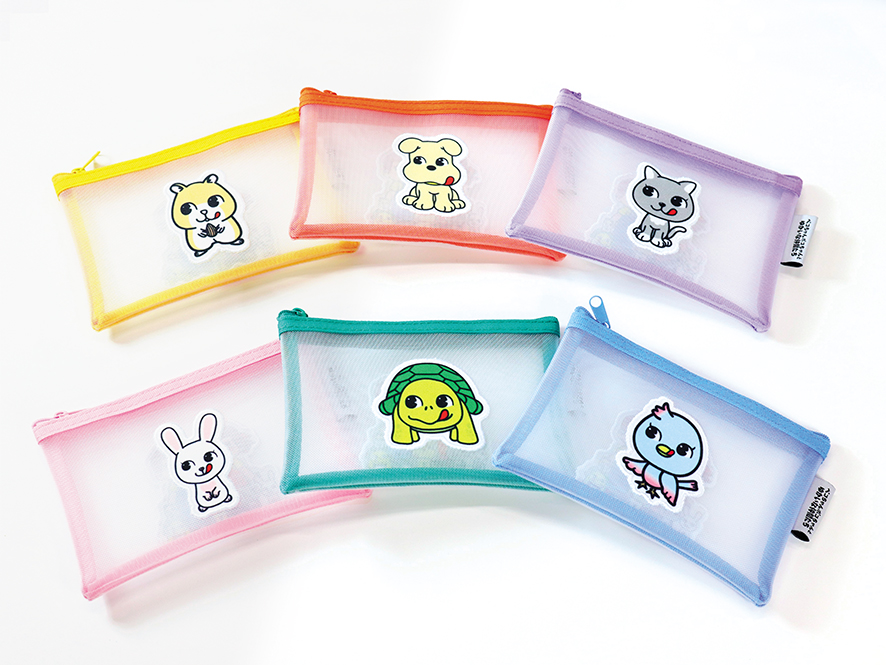 「ペコちゃんのチョコレート王国」で先行発売される、ステーショナリーメッシュポーチ