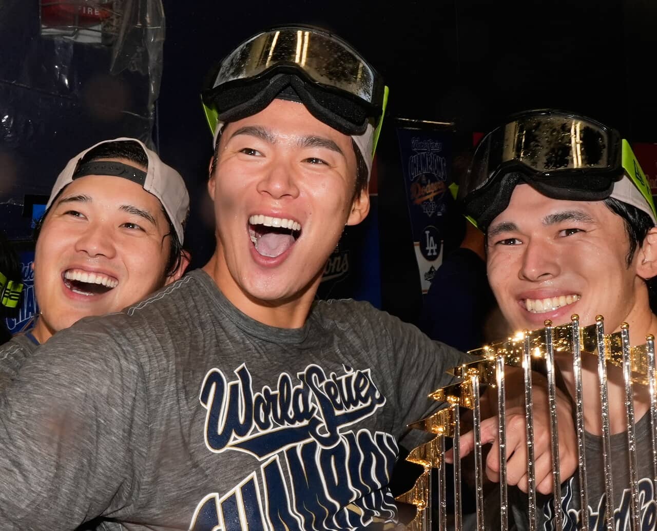 世界一のド軍がLA到着！  山本由伸がトロフィー掲げ堂々の“凱旋”