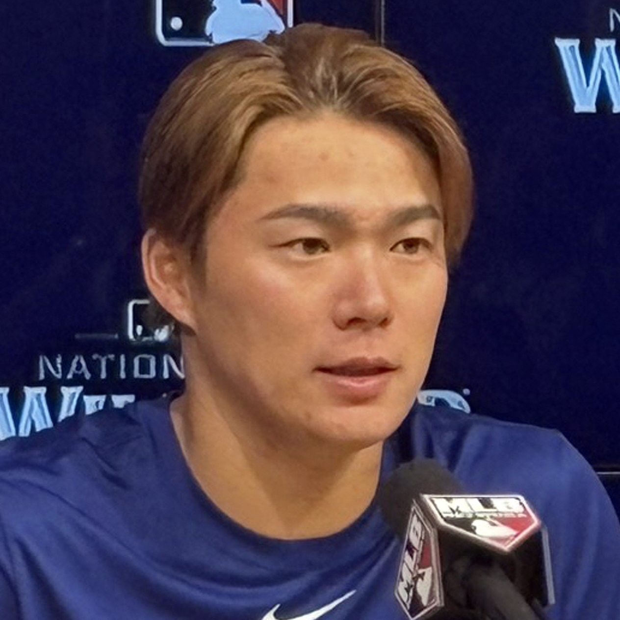 世界一のド軍がLA到着！  山本由伸がトロフィー掲げ堂々の“凱旋”