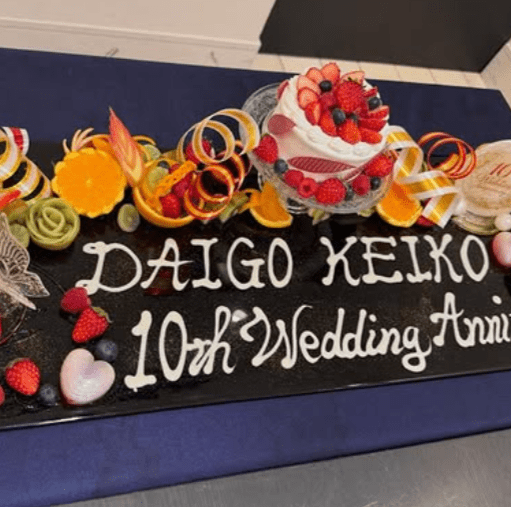 DAIGOが北川景子との結婚10周年をSNSで報告。家族4人のTシャツも