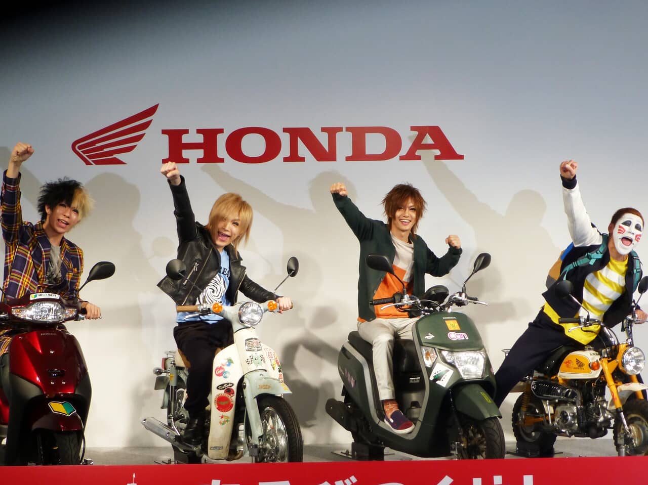 産経ビジュアル,ゴールデンボンバー