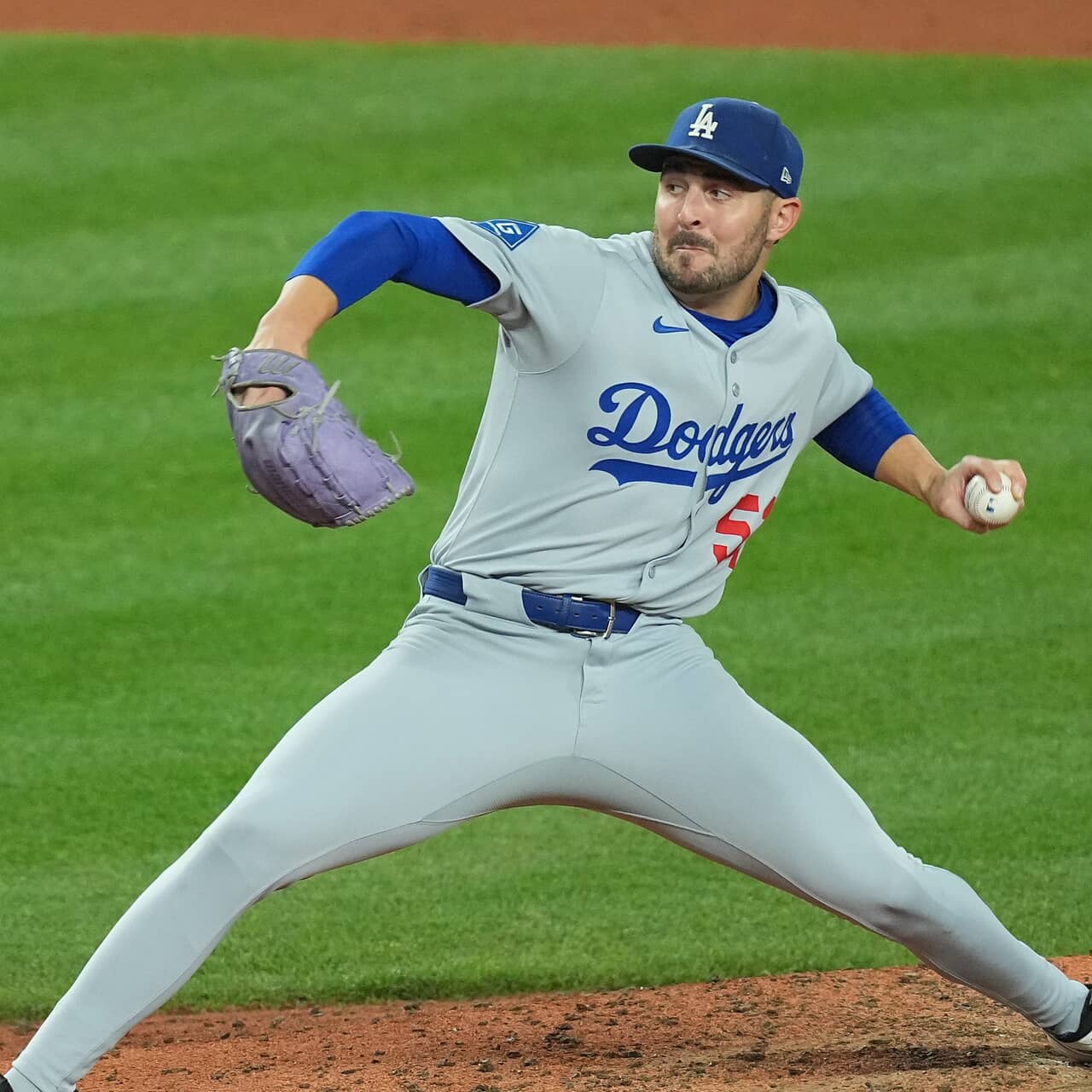 ド軍の左腕ベシアが長女の死去を報告。７月には出産前の妻とのツーショット写真を公開していた