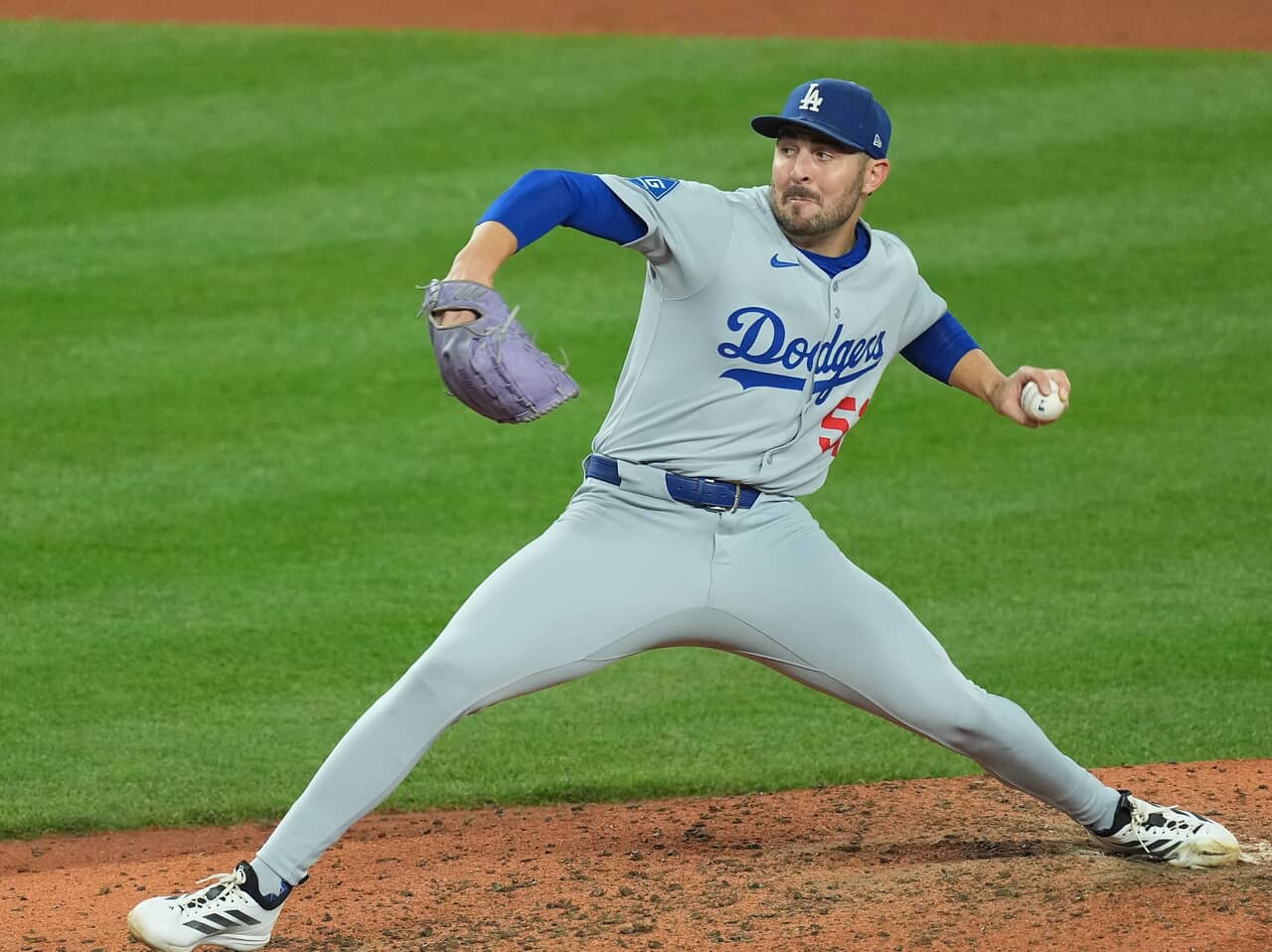 産経ビジュアル,アレックス・ベシア