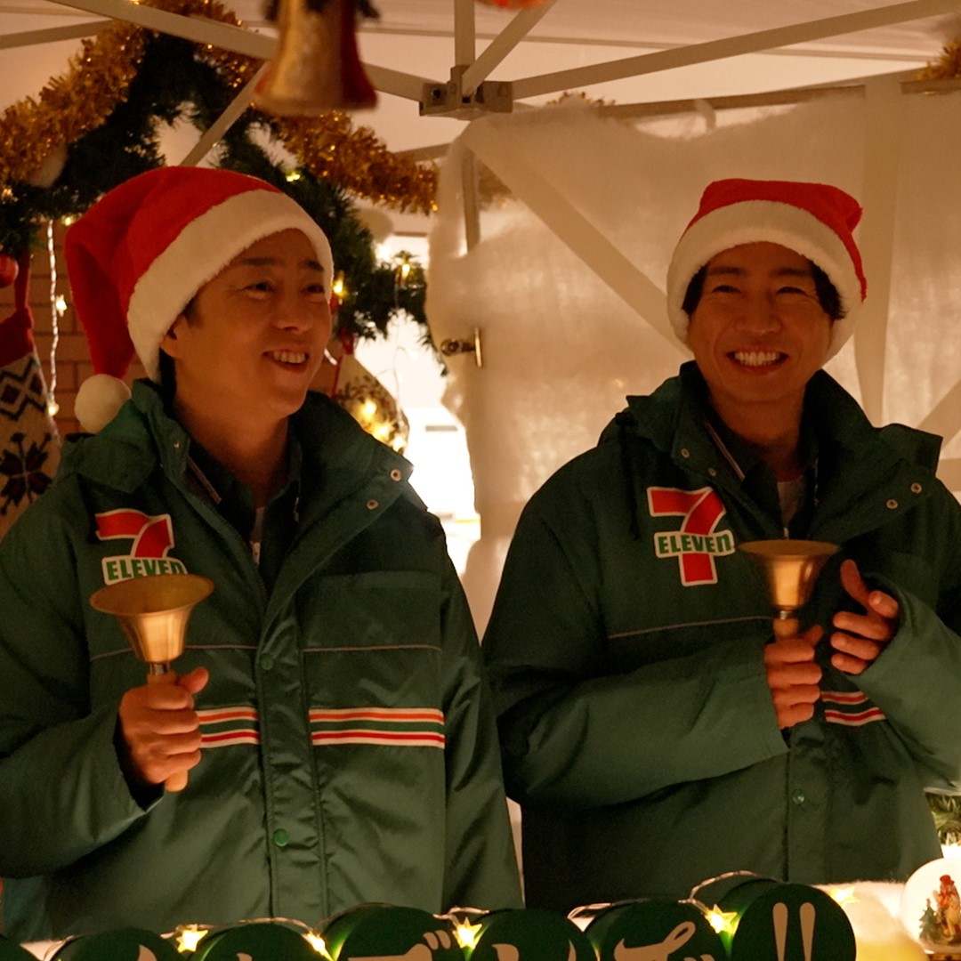 櫻井翔＆相葉雅紀のセブン新CMは“おうちクリスマス”！「サンタさんの日本語がすご…
