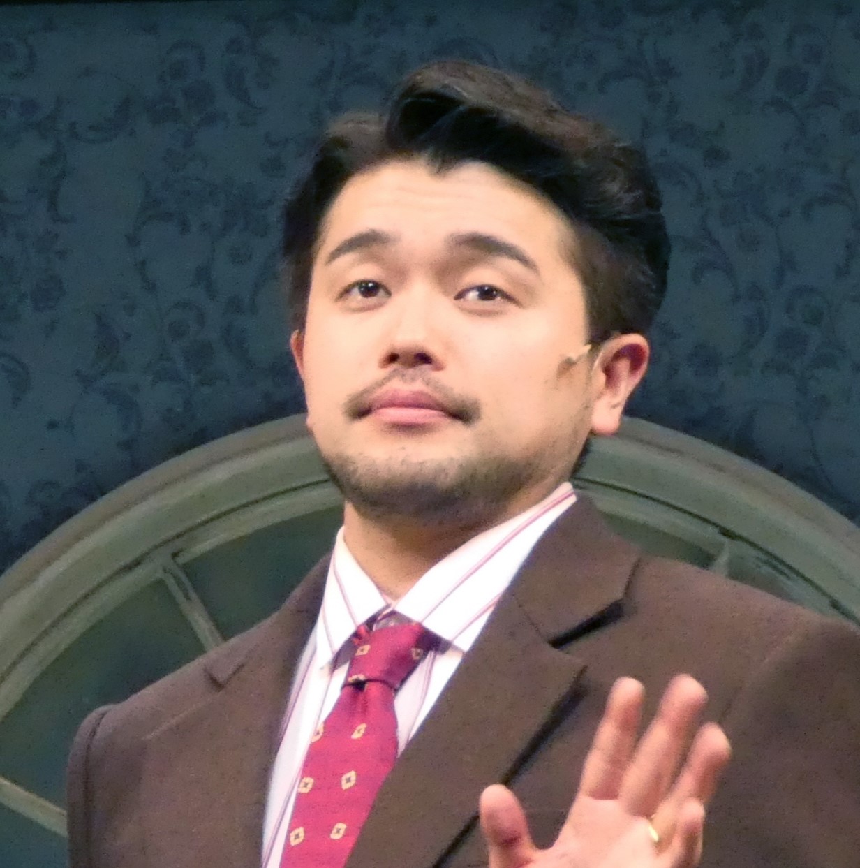 東宝が異例の注意喚起！井口理主演の舞台「キャッシュ・オン・デリバリー」で花の投げ込み