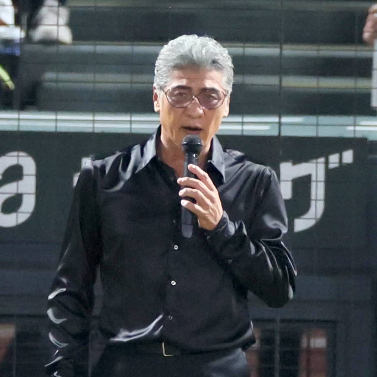 「自分で己の人生を解説してはいないか」という疑問を払拭できず…。吉川晃司が11月に予定していた著書の刊行…