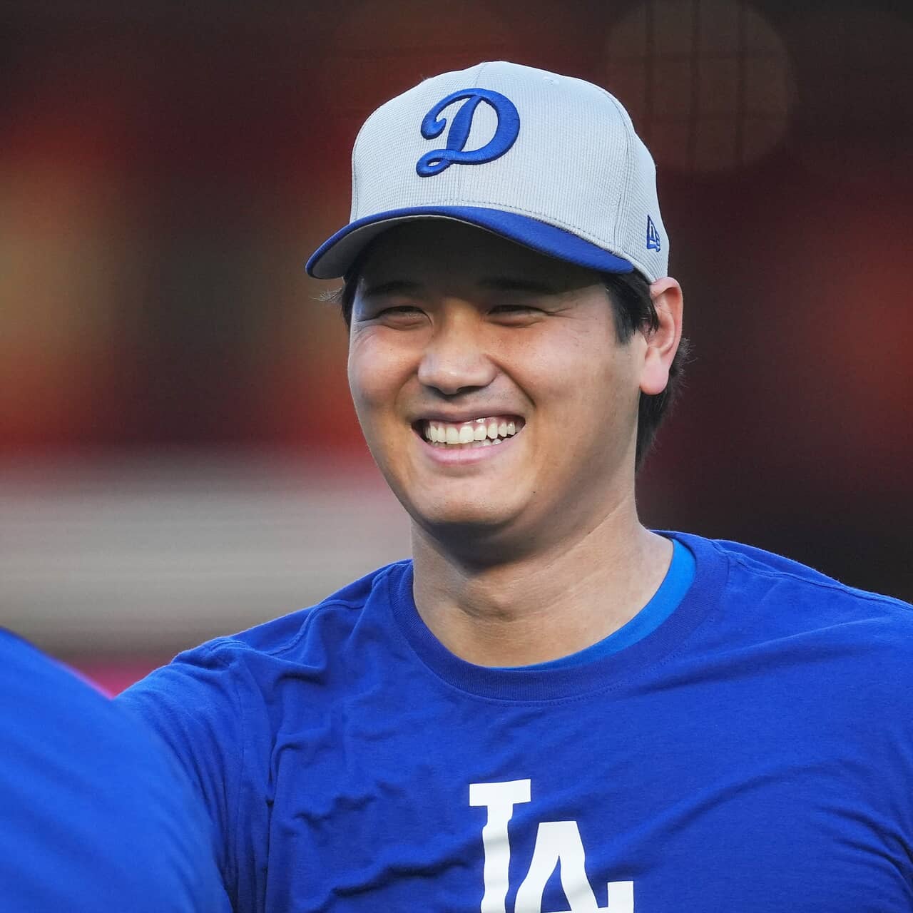 ワールドシリーズ開幕で大谷翔平が気合の球場入り!ジャケットの胸元にはデコピンを連れて…