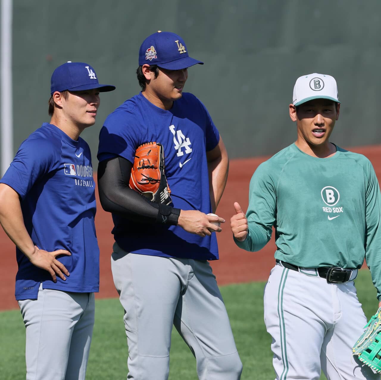 大谷翔平がレッドソックス吉田正尚と再会！山本由伸も加わり談笑を楽しむ