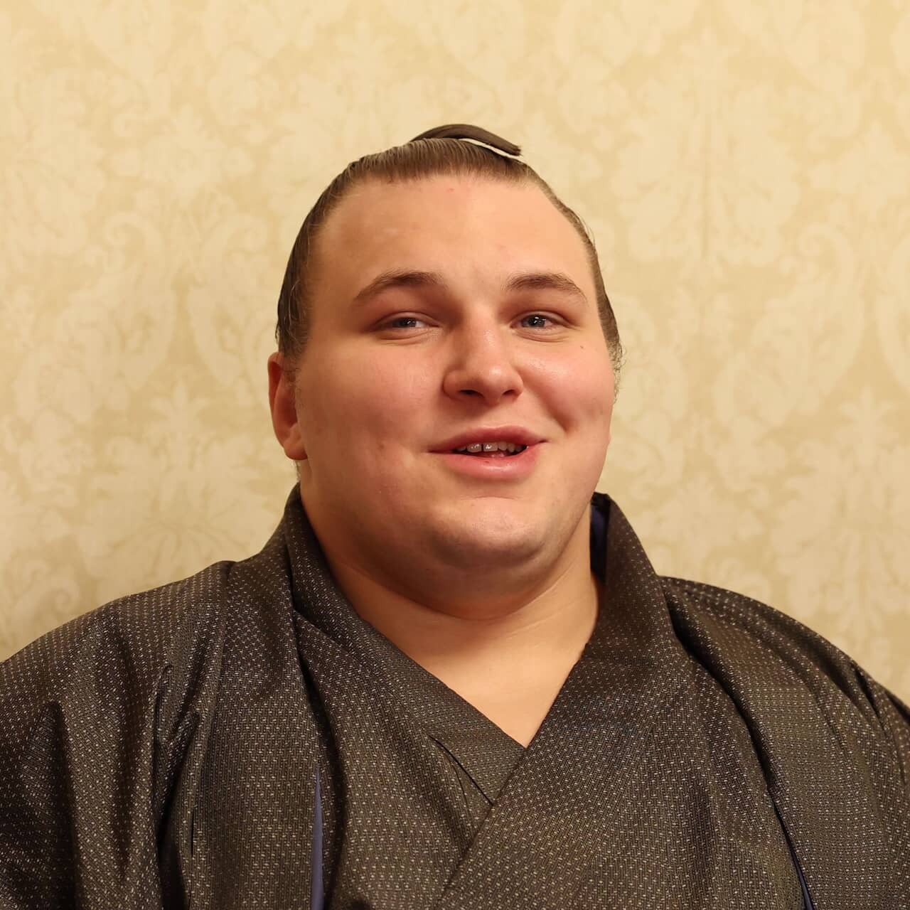 ウクライナ出身の安青錦が3年半で初優勝！涙でぐしゃぐしゃの付け人と抱き合う姿も