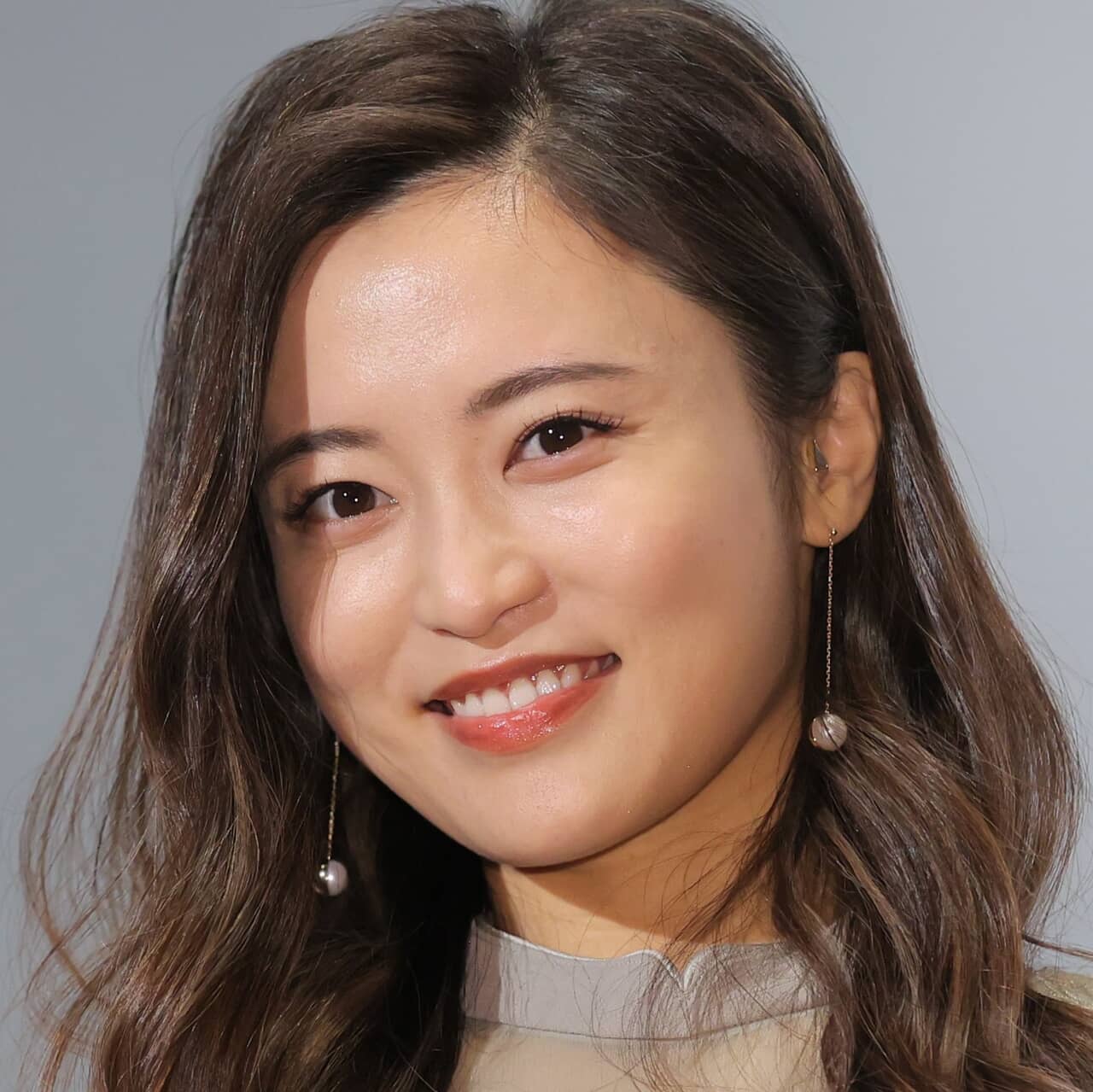 ヘリウムガス吸引か 小島瑠璃子夫妻が病院に救急搬送！実業家の夫は搬送先で死亡確認