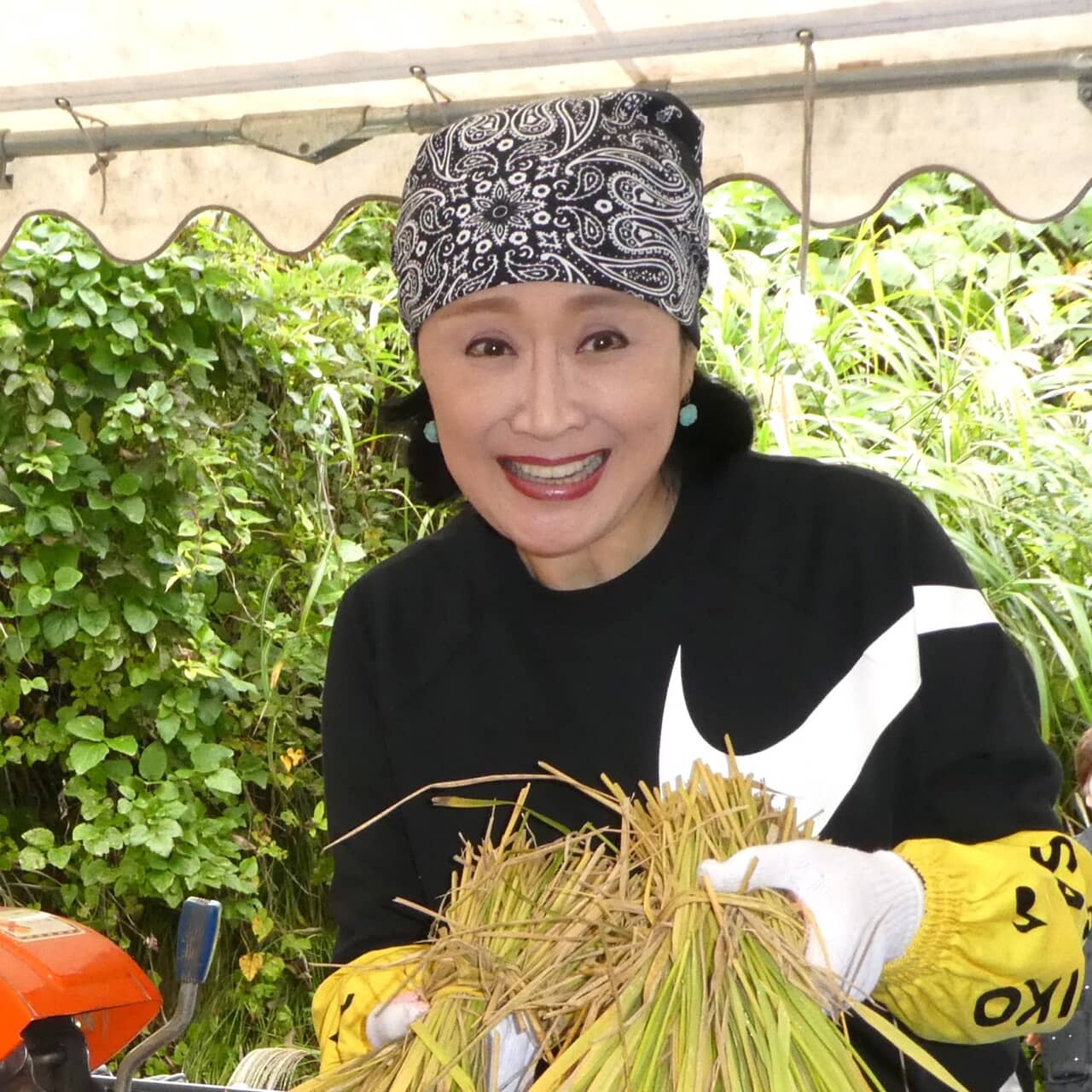 「子どもたちが喜ぶ姿はたまらない」。小林幸子、子ども食堂を訪れ、自身がプロデュースした新米のおにぎりを振…
