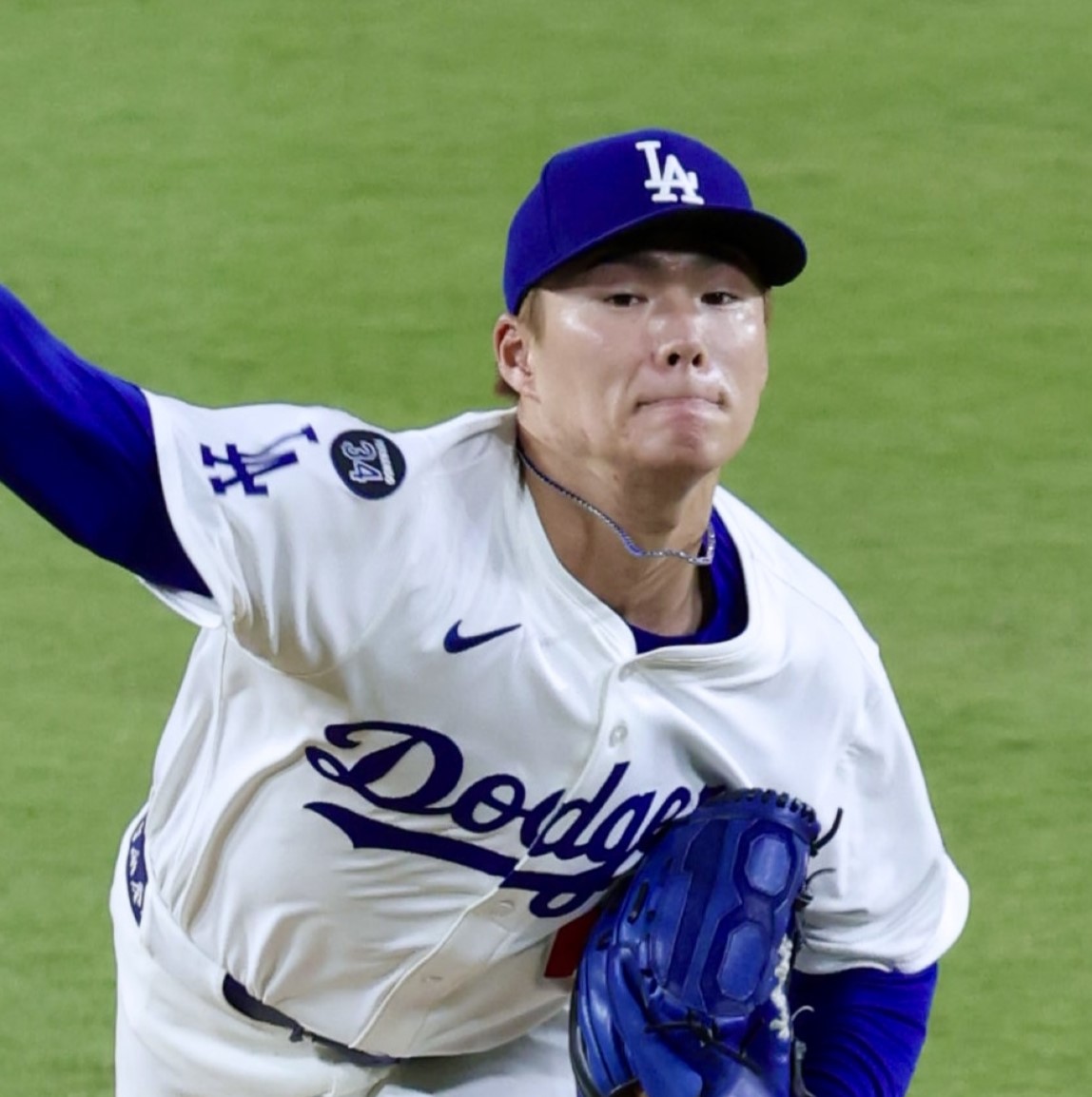 ドジャース山本由伸がSNSで愛犬カルロスを紹介！出会いは1年前のドッグシェルターで…。デコピンとの仲良し…