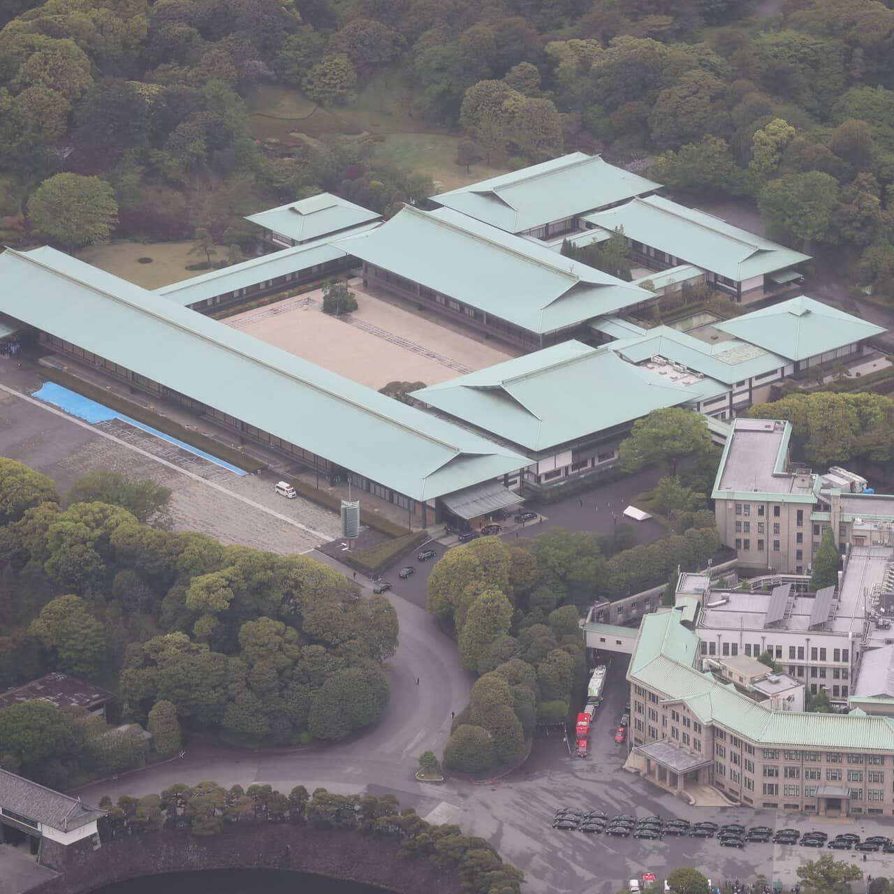 読売新聞社の世論調査で女性天皇「賛成」69％、女系容認は64％。皇位継承への不安が浮き彫りに