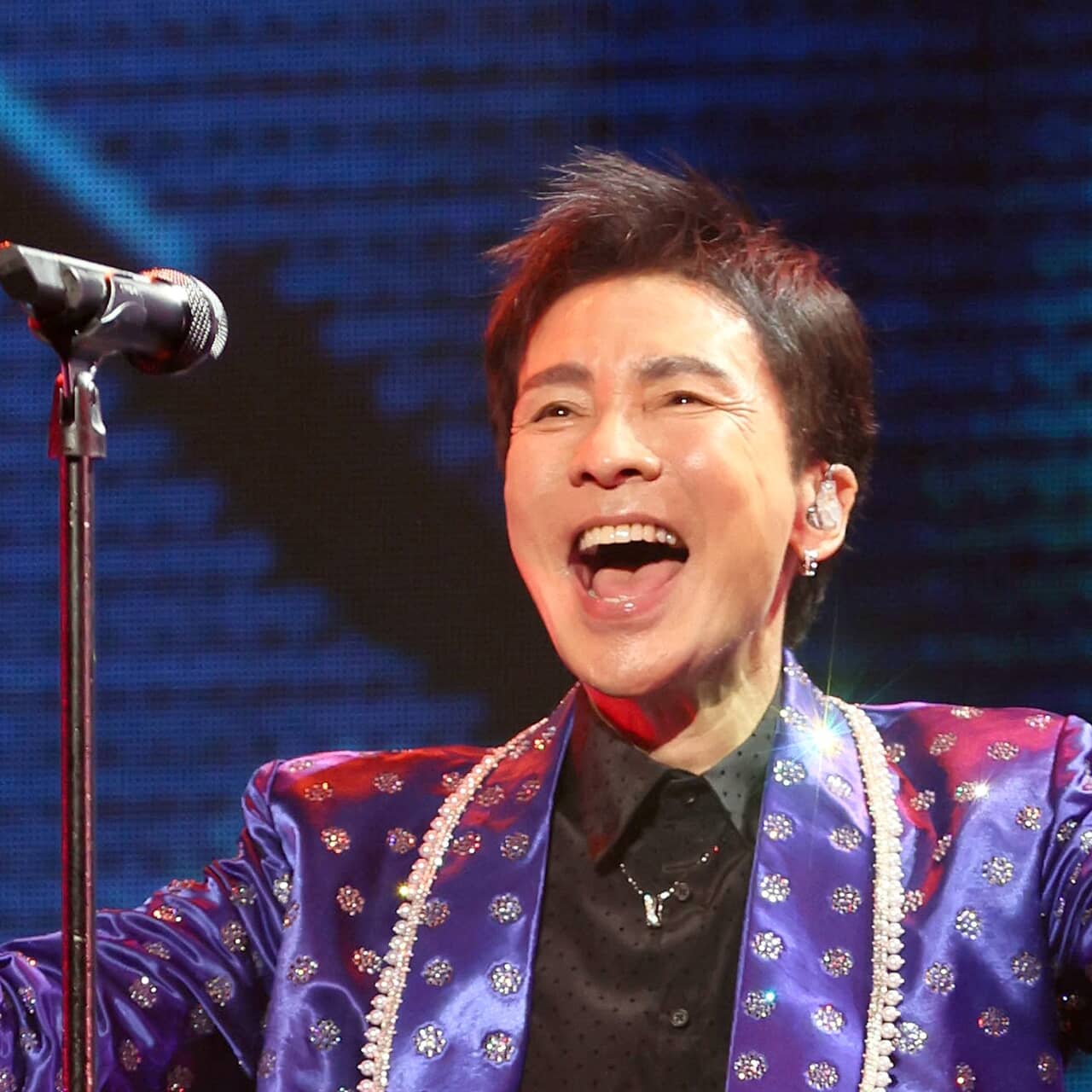 郷ひろみ、古希の誕生日は武道館コンサートでお祝い。新曲バラードを含む35曲を熱唱し、これからも歌い続ける…